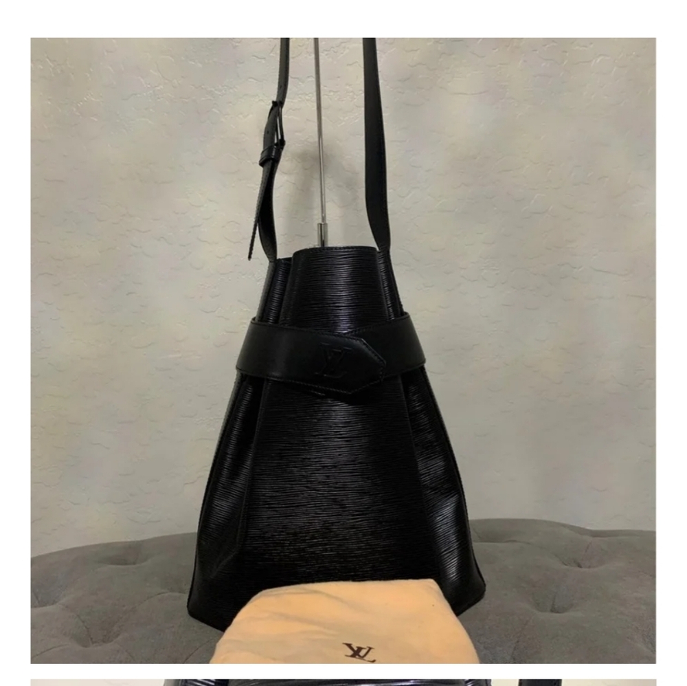 Louis Vuitton Vintage Sac D'epaule GM Epi Leather Bucket Bag w/Pouch